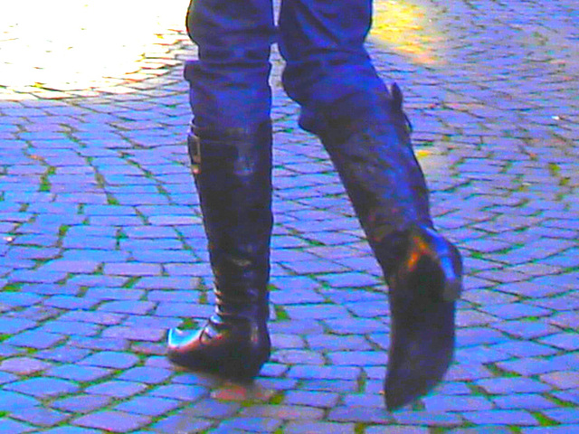 Seb blond in kitten heeled boots / Blonde Seb en bottes à talons bas - Ängelholm / Suède - Sweden - 23-10-2008 - Couleurs ravivées