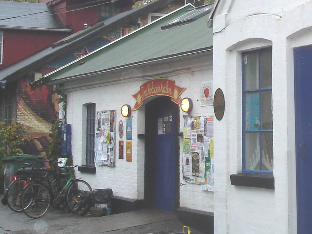 House bird toilet home  / Toilette et oiseaux - Christiania / Copenhague - Copenhagen.  26 octobre 2008