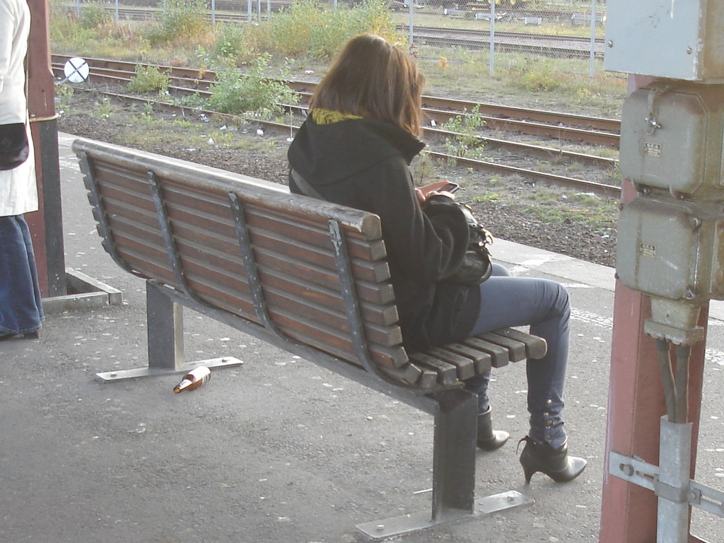 Young sexy Lady in pending straps high-heeled boots with tight jeans /  Jeune Suédoise en bottes de cuir à talons hauts aux courroies pendantes - Ängelholm / Suède - Sweden. 23 octobre 2008