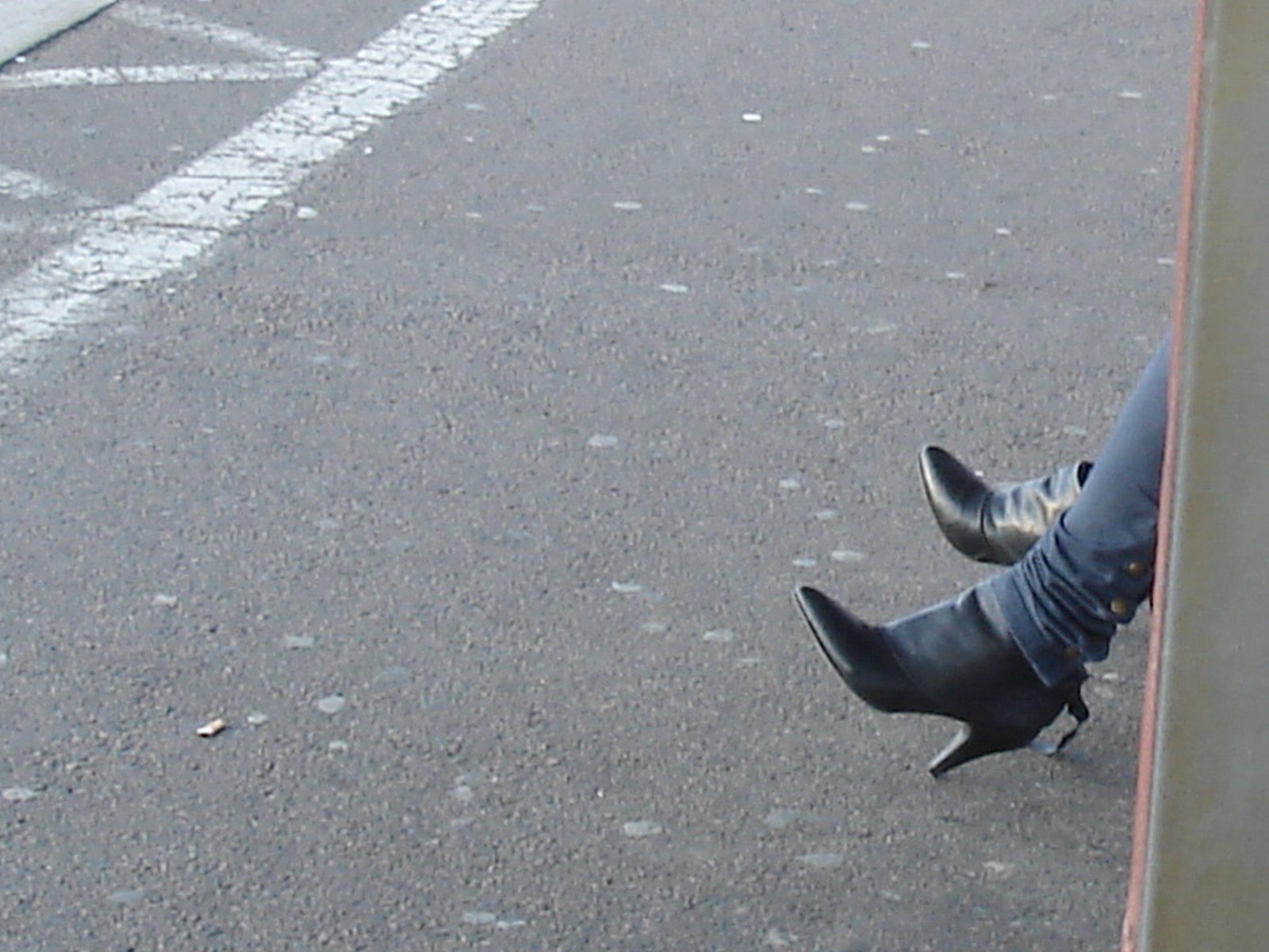 Young sexy Lady in pending straps high-heeled boots with tight jeans /  Jeune Suédoise en bottes de cuir à talons hauts aux courroies pendantes - Ängelholm / Suède - Sweden. 23 octobre 2008
