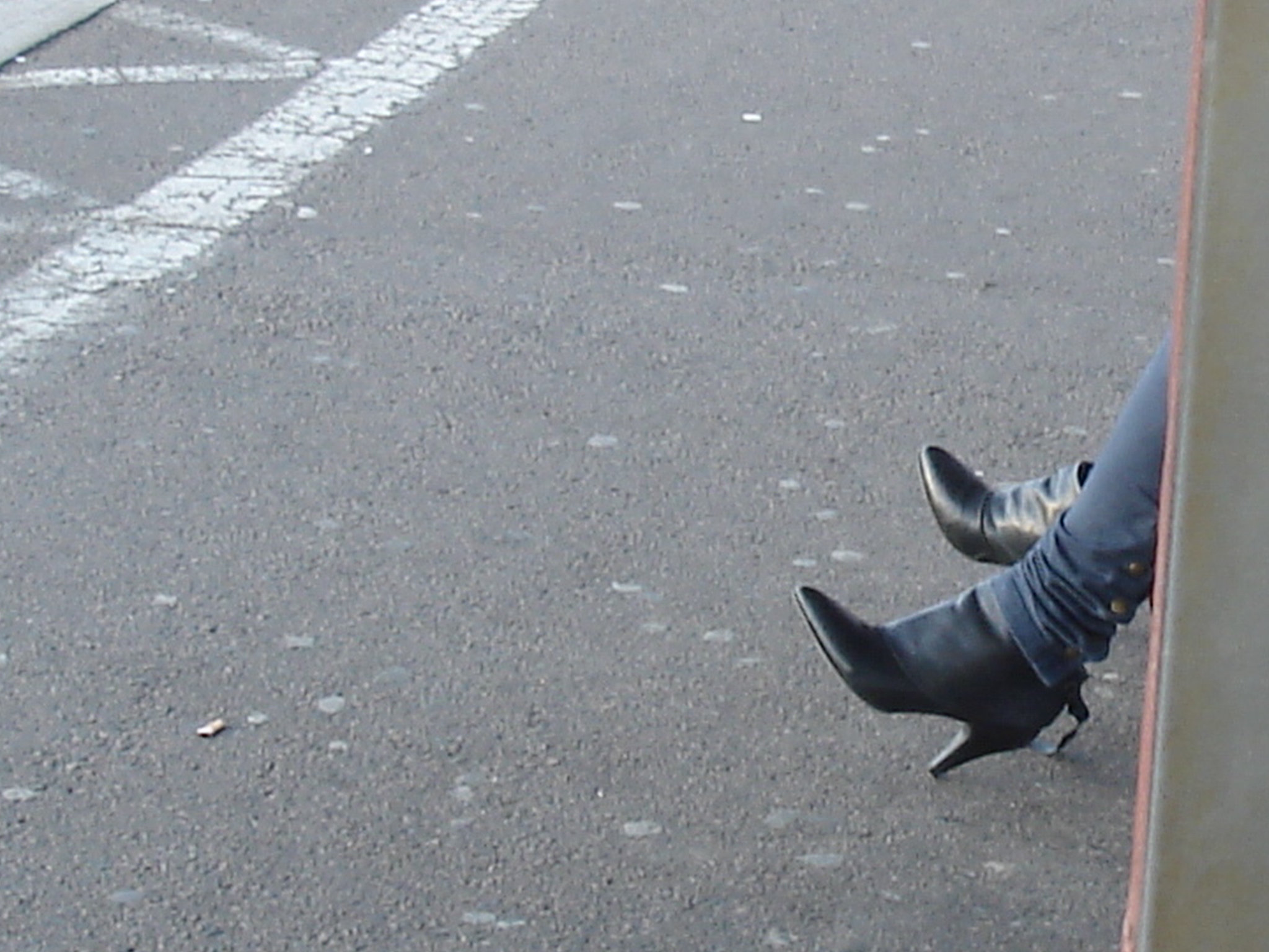 Young sexy Lady in pending straps high-heeled boots with tight jeans /  Jeune Suédoise en bottes de cuir à talons hauts aux courroies pendantes - Ängelholm / Suède - Sweden. 23 octobre 2008