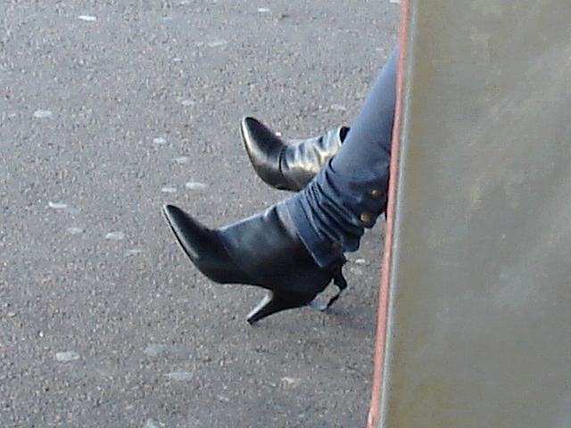 Young sexy Lady in pending straps high-heeled boots with tight jeans /  Jeune Suédoise en bottes de cuir à talons hauts aux courroies pendantes - Ängelholm / Suède - Sweden. 23 octobre 2008