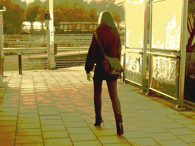Young sexy Lady in pending straps high-heeled boots with tight jeans /  Jeune Suédoise en bottes de cuir à talons hauts aux courroies pendantes - Ängelholm / Suède - Sweden. 23 octobre 2008- Sepia pos