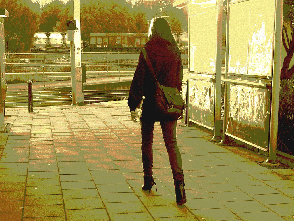 Young sexy Lady in pending straps high-heeled boots with tight jeans /  Jeune Suédoise en bottes de cuir à talons hauts aux courroies pendantes - Ängelholm / Suède - Sweden. 23 octobre 2008- Sepia postérisé