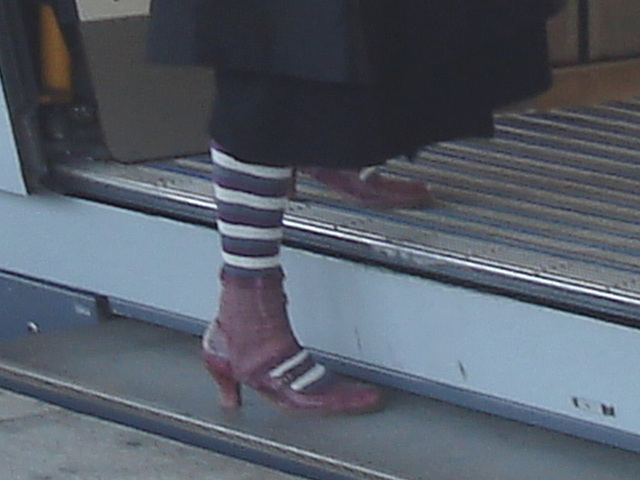 Grande blonde suédoise en bas de coiffeur et talons hauts / Tall blond in barber shop socks and high heels - Ängelholm / Suède - Sweden.  23-10-2008