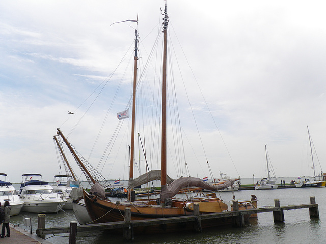 Barco en el puerto / Ŝipo en elŝipejo