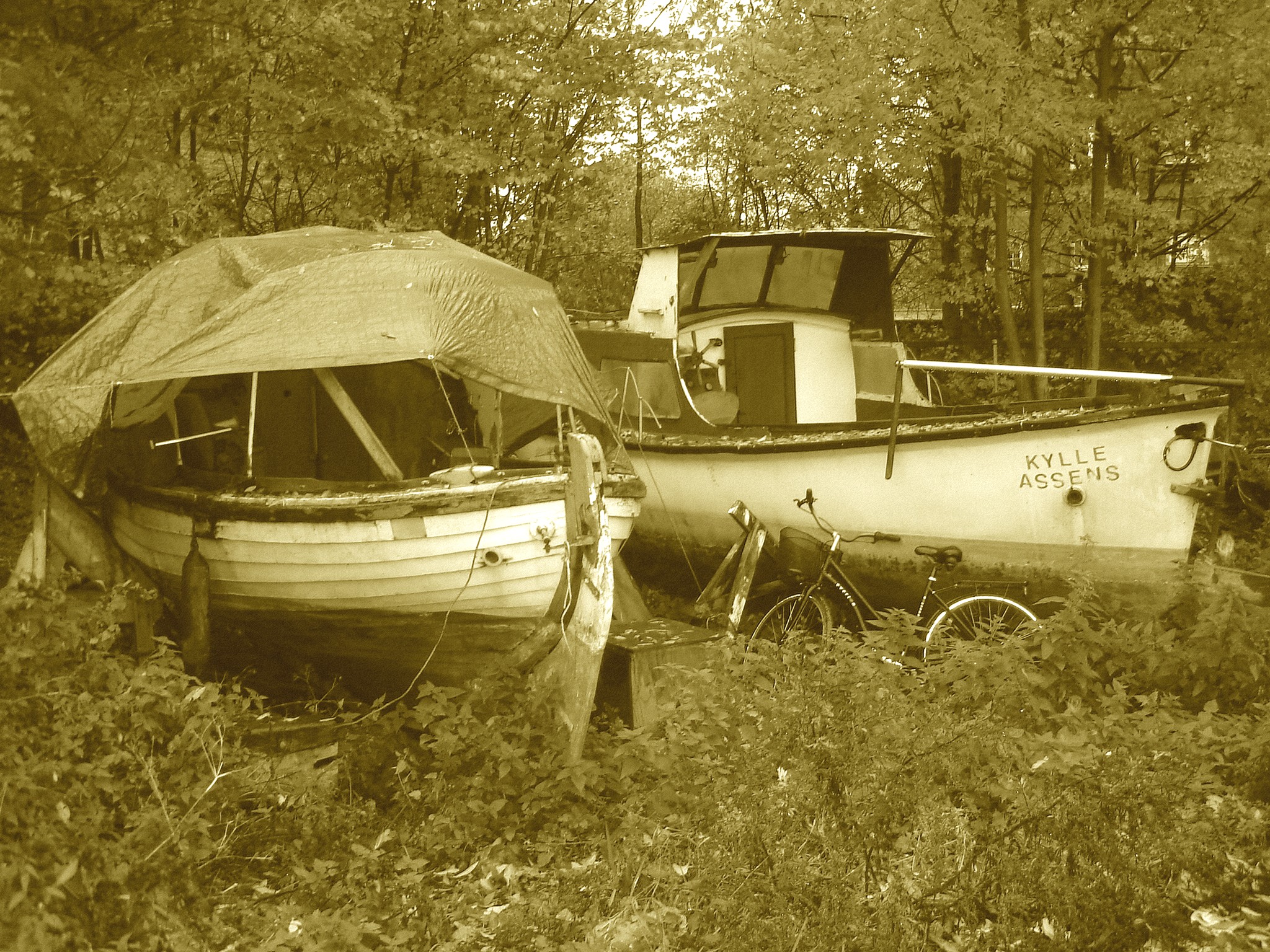 Kylle Assens boat and lonely danish bike !  Bateau et vélo - Christiania / Copenhague - Copenhagen.  26 octobre 2008 - Sepia