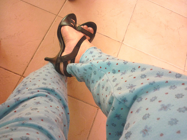 Mon amie bien-aimée Christiane / My beloved friend Christiane - Essayage de talons hauts en pyjama / High heels fitting in pyjama - Nouvelle sandales à talons hauts / New high-heeled sandals -  Versio