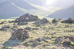 Kelkaj "ovoo" kune, sube la valo de la rivero Orĥon