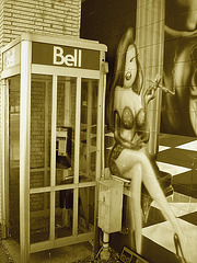 La Bell en talons hauts /  The Bell Lady in high heels - Montréal, Québec. CANADA -  24-04-2010 / Sepia