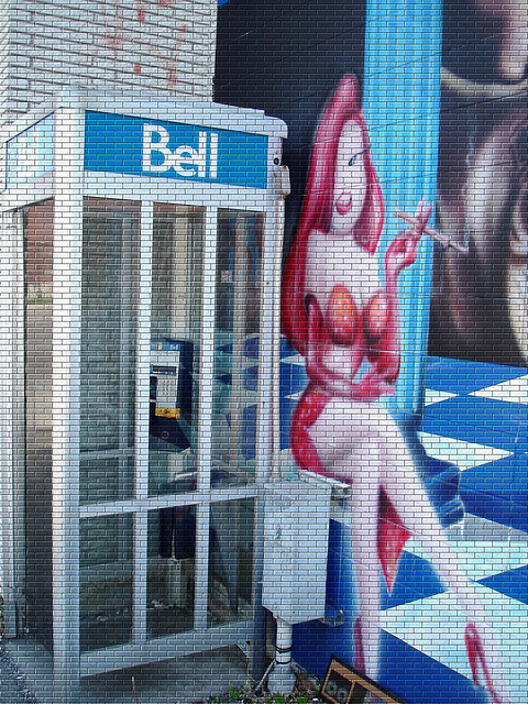 La Bell en talons hauts / The Bell Lady in high heels - Montréal, Québec. CANADA - 24-04-2010 / Mur de briques / Bricks wall