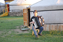 Kimo ludas ĉe nia jurto. Nokte, facilis orientiĝi per la muziko :-)