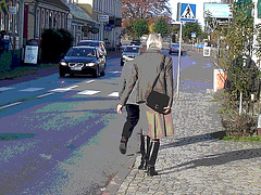 Dame blonde du bel âge en bottes de cuir à talons plats / Blond swedish mature Lady in chunky flat heeled boots - Båstad / Sweden - Suède.  25 octobre 2008. - Postérisation