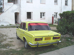 Lada jaune / Yellow Lada - Varadero, CUBA.  7 février 2010
