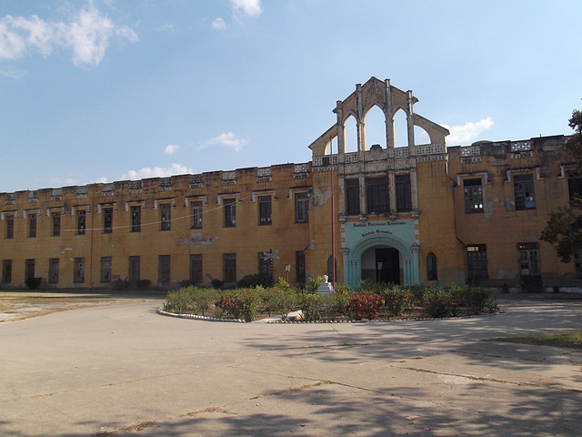 Train building / Architecture ferroviaire.