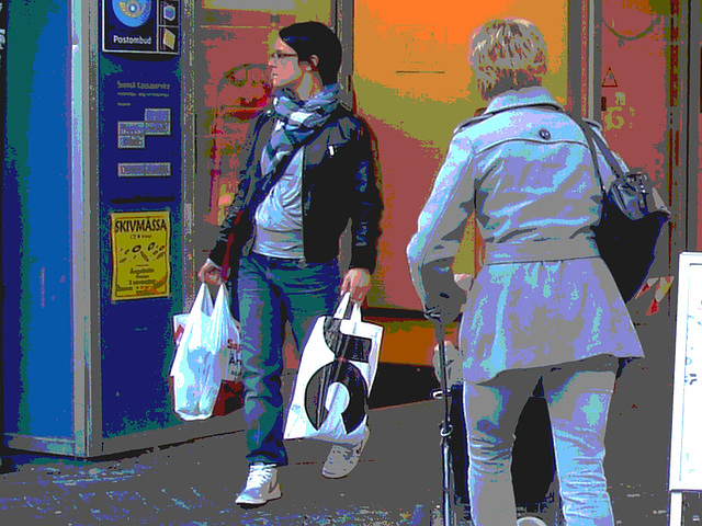 La Dame Skivmasa aux sacs de plastique en baskets / Skivmasa plastic bags Lady in sneakers - Ängelholm /  Sweden- Suède.   23-10-2008 - Postérisation