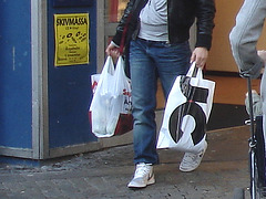 La Dame Skivmasa aux sacs de plastique en baskets / Skivmasa plastic bags Lady in sneakers - Ängelholm /  Sweden- Suède.   23-10-2008