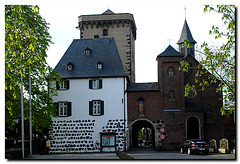 Zons, Rheintor mit Zollturm, Kapelle zur hl. Dreifaltigkeit