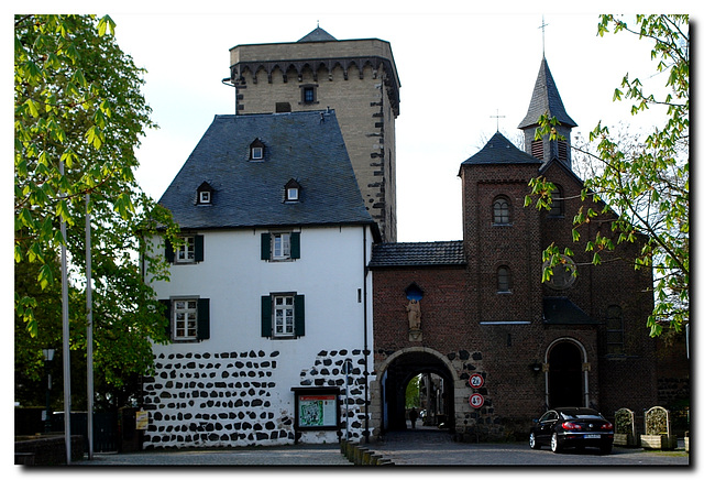 Zons, Rheintor mit Zollturm, Kapelle zur hl. Dreifaltigkeit