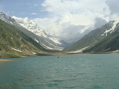 Lago Saif-Ul-Muluk en la Nordo de Pakistano