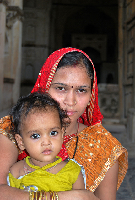 Mother and child, Orchha