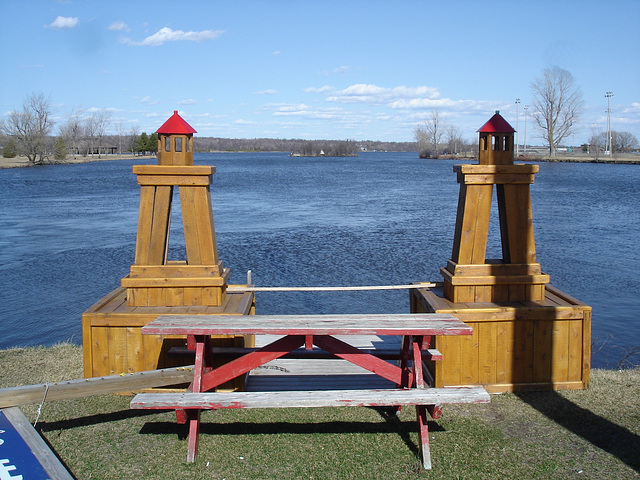 Pique-nique désaltérant / Thirst-quenching picnic - Hawksbury /  Ontario, CANADA.  4 avril 2010