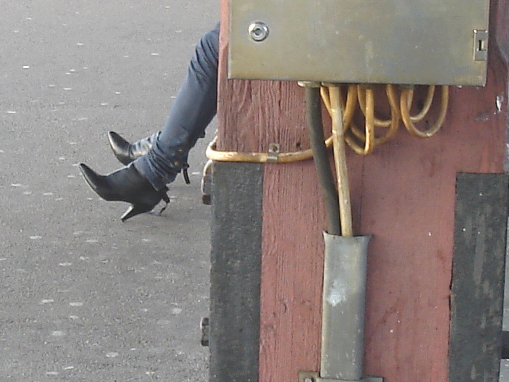Young sexy Lady in pending straps high-heeled boots with tight jeans /  Jeune Suédoise en bottes de cuir à talons hauts aux courroies pendantes - Ängelholm / Suède - Sweden. 23 octobre 2008