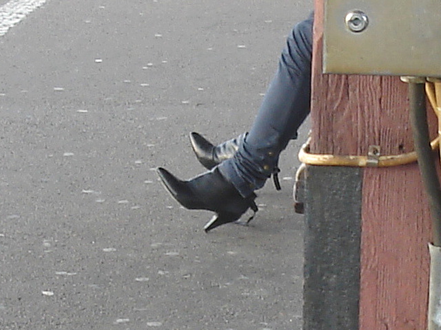 Young sexy Lady in pending straps high-heeled boots with tight jeans /  Jeune Suédoise en bottes de cuir à talons hauts aux courroies pendantes - Ängelholm / Suède - Sweden. 23 octobre 2008