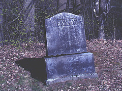 Old Burt cemetery /  Cimetière Old Burt - Près de Essex, NY- USA.  23 avril 2010 - Effet de nuit