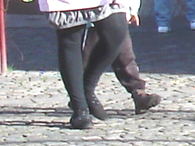 La Dame Stanna à la jupe sexy en talons plats / Stanna chubby Lady in sexy skirt on flats  gentil -  Ängelholm / Suède - Sweden.  23-10-2008