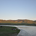 Promenante sur la riverbordo