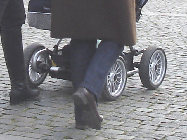 Swedbank Blond mom in SS boots with her readhead friend /  Maman blonde en bottes SS avec sa copine rouquine gentil -  Ängelholm / Suède - Sweden.  23-10-2008