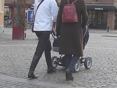 Swedbank Blond mom in SS boots with her readhead friend /  Maman blonde en bottes SS avec sa copine rouquine gentil -  Ängelholm / Suède - Sweden.  23-10-2008