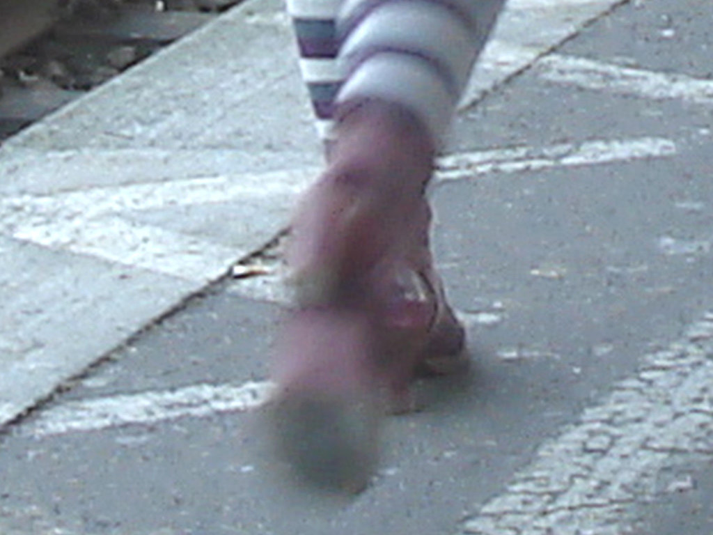 Grande blonde suédoise en bas de coiffeur et talons hauts / Tall blond in barber shop socks and high heels - Ängelholm / Suède - Sweden.  23-10-2008
