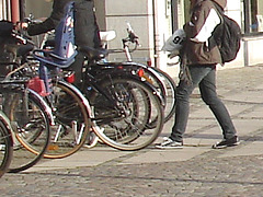 Rouquine et blonde cyclistes en baskets / Readhead & blond young bikers in sneakers - Ängelholm  / Suède - Sweden.  23-10-2008