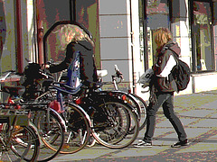 Rouquine et blonde cyclistes en baskets / Readhead & blond young bikers in sneakers - Ängelholm  / Suède - Sweden.  23-10-2008 - Postérisation