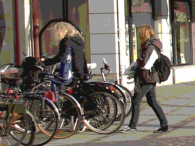 Rouquine et blonde cyclistes en baskets / Readhead & blond young bikers in sneakers - Ängelholm  / Suède - Sweden.  23-10-2008 - Postérisation