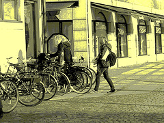 Rouquine et blonde cyclistes en baskets / Readhead & blond young bikers in sneakers - Ängelholm  / Suède - Sweden.  23-10-2008 - Vintage postérisé
