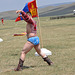 La luktistoj unue dancas ĉirkaŭ la mongola flago