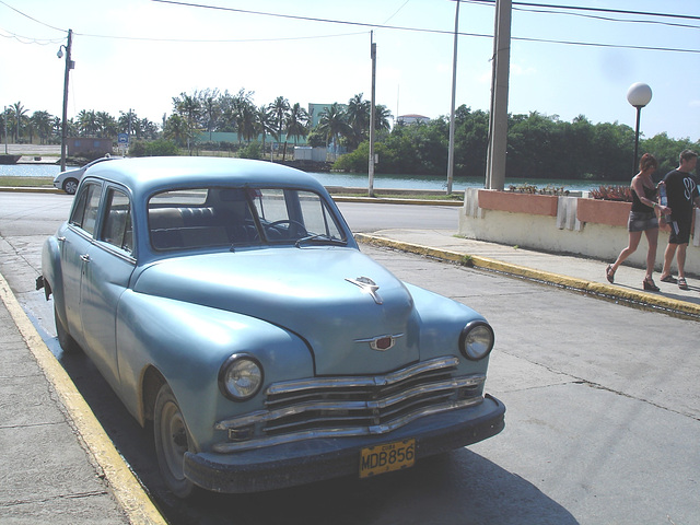 Old car with short skirt and high heels / Voiture ancienne avec jupe courte et talons hauts - Varadero, CUBA - 9 février 2010