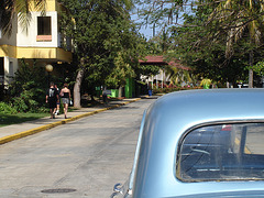 Old car with short skirt and high heels / Voiture ancienne avec jupe courte et talons hauts - Varadero, CUBA - 9 février 2010