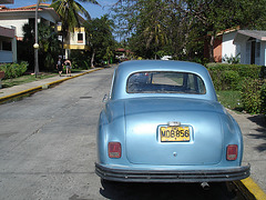 Old car with short skirt and high heels / Voiture ancienne avec jupe courte et talons hauts - Varadero, CUBA - 9 février 2010