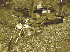 Moto et canapé  / Sofa and motorcycle - Christiania / Copenhague - Copenhagen.  26 octobre 2008 - Sepia