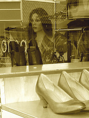 Chaussures sexy de mannequin énigmatique / Human dummy's enimagtic footwears - Ängelholm  / Suède - Sweden.  23-10-2008 - Sepia Énigmatique