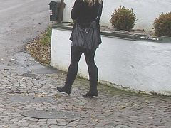 Jeune blonde Suédoise en bottes à talons plats / Young Swedish Blond Lady in flat boots and sexy outfit - Enehall Pensionat-  Båstad / Sweden - Suède.  21 octobre 2008.