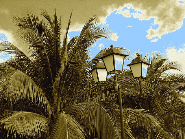 Lampadaires / palmiers / nuages -  Street lamps / palm trees / clouds - Varadero, CUBA.  3 février 2010 - Sepia avec ciel bleu photofiltré