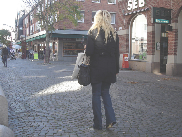 Blonde SEB en bottes à talons hauts cachés / SEB Swedish blond Lady in hidden high-heeled Boots footwears - Ängelholm  / Suède - S23-10-2Version éclaircie