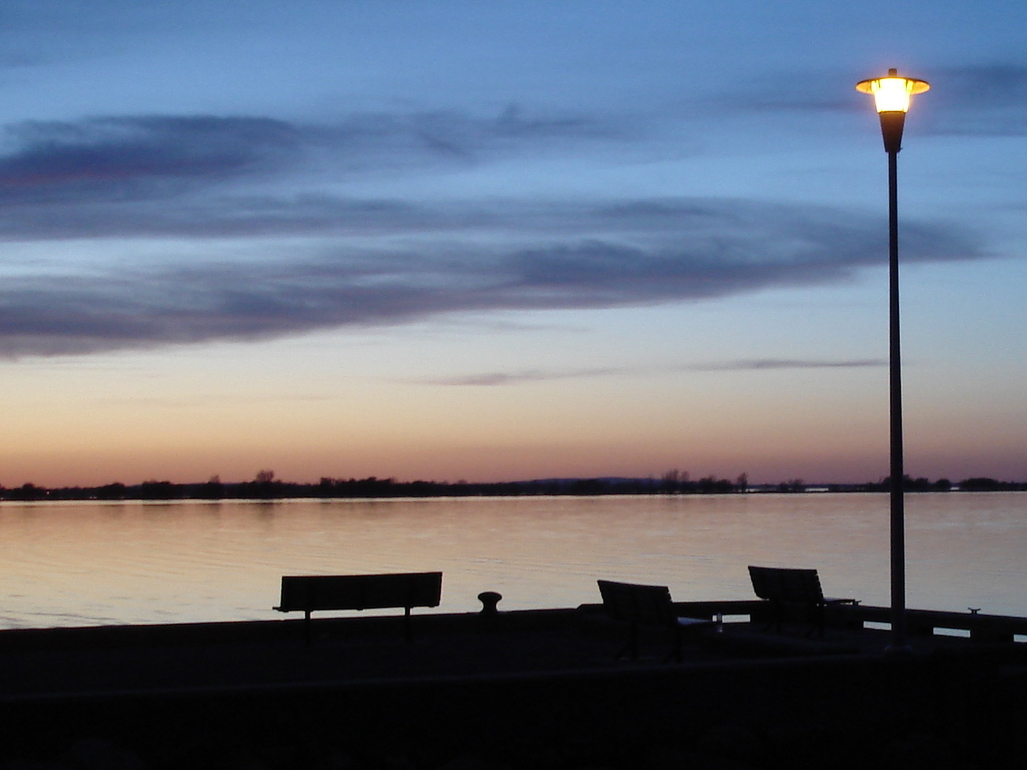 Coucher de soleil / Sunset   - Ville de Lery, Québec. CANADA - 25-04-2010  - Recadrage original