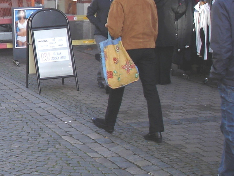 Dame très mature aux cheveux gris sur talons plats / Wallin ultra Swedish grey hair mature Lady on flats - Ängelholm  / Suède - Sweden.  23-10-2008