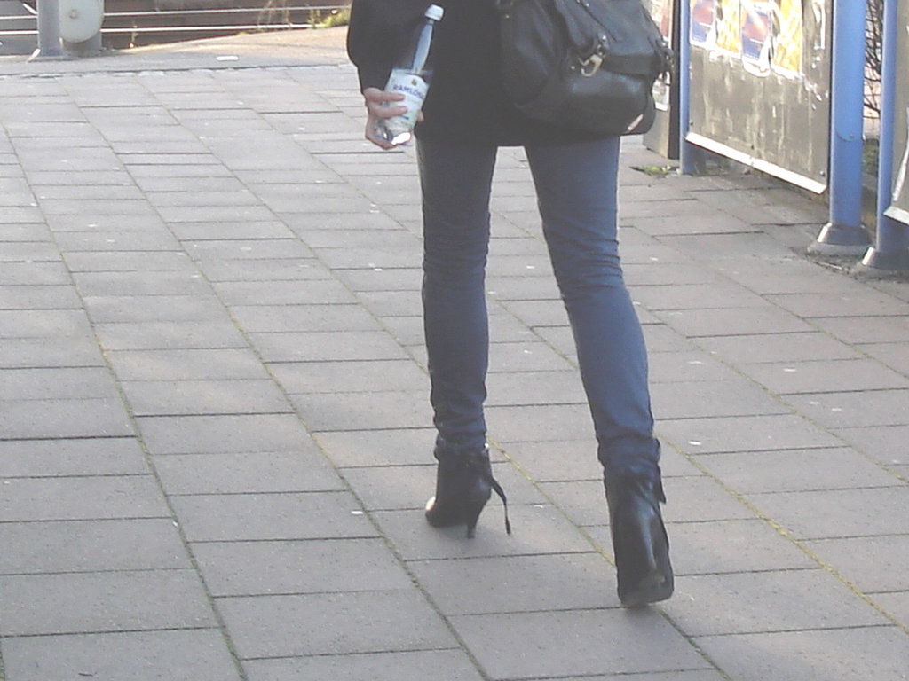 Young sexy Lady in pending straps high-heeled boots with tight jeans /  Jeune Suédoise en bottes de cuir à talons hauts aux courroies pendantes - Ängelholm / Suède - Sweden. 23 octobre 2008